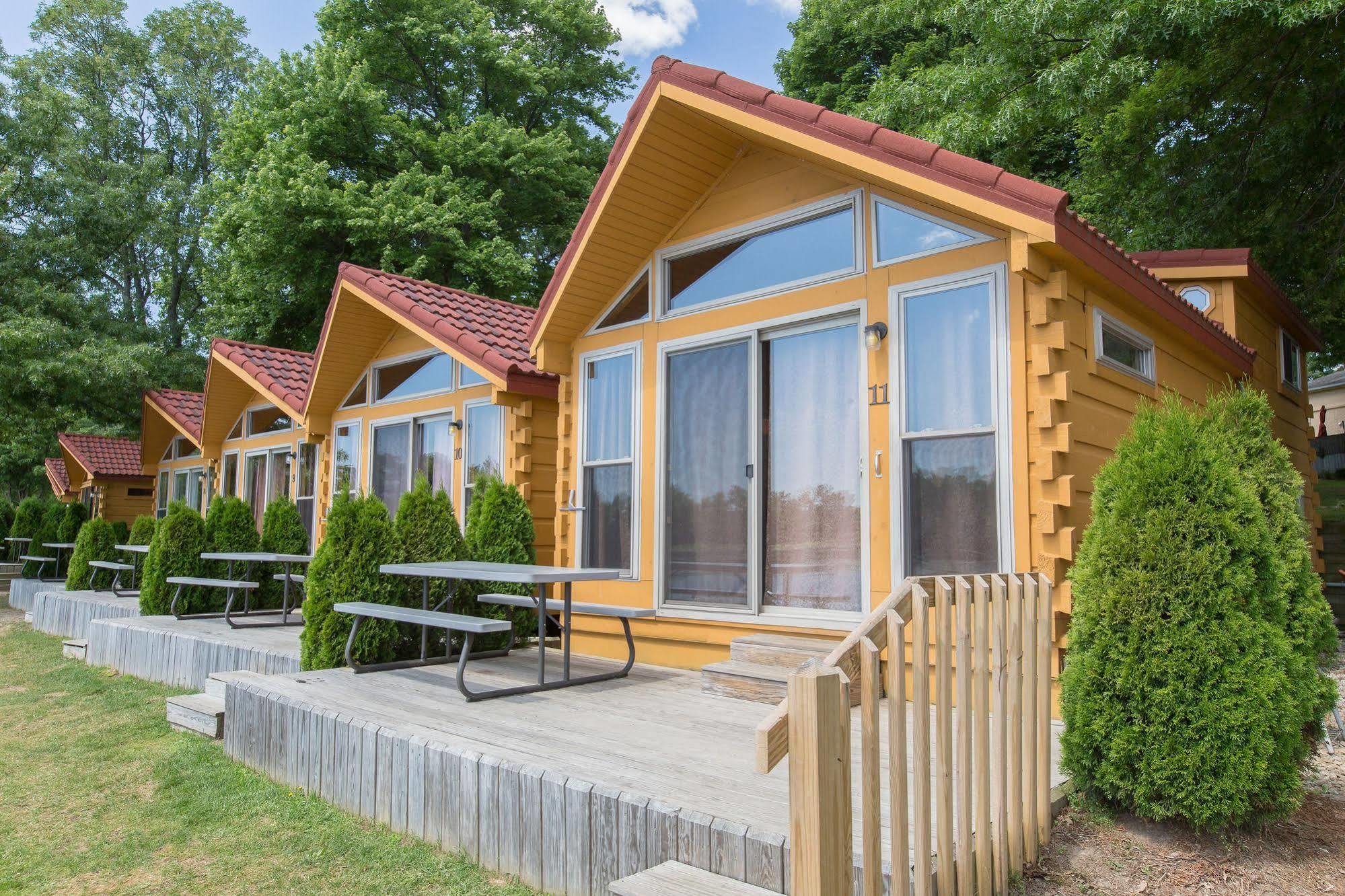 Lake Cabins Resort 3*