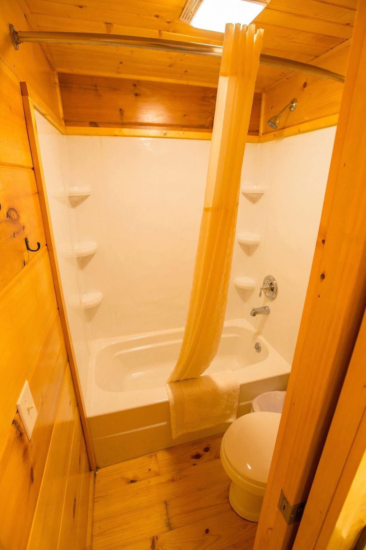 Lake Cabins Resort 3*